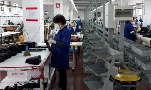 Maska dhe veshje per spitale: Ja si po pershtatet industria e tekstileve pas Covid